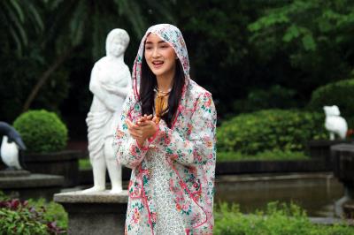 泰國知名演員Khemanit Jamikorn向觀眾介紹，台灣重視發展文創工藝力與設計力。 