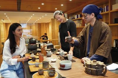 泰國主持人Khemanit Jamikorn體驗台灣的茶道文化。