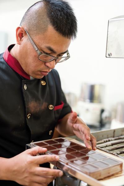 流體巧克力入模,放到冰箱冷藏,待冷卻脫模後 就成為商品。 流體巧克力入模,放到冰箱冷藏,待冷卻脫模後 就成為商品。