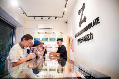 在ICA獲獎後,才倉促將產品商品化量產的 「曾志元巧克力」,位於內埔的門市的客人絡繹不絕。 在ICA獲獎後,才倉促將產品商品化量產的 「曾志元巧克力」,位於內埔的門市的客人絡繹不絕。