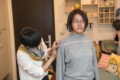賴庭荷透過測色、量身、諮詢等方式,逐步找到客戶適合的服飾色彩與風格。 賴庭荷透過測色、量身、諮詢等方式,逐步找到客戶適合的服飾色彩與風格。