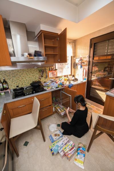 整理時,何安蒔會將物品全部下架、分類,再依照物品的屬性、數量決定擺放位置。 整理時,何安蒔會將物品全部下架、分類,再依照物品的屬性、數量決定擺放位置。