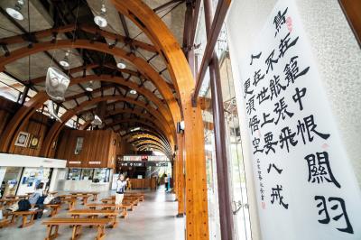 池上書法文化深厚,居民的作品可見於池上火車站及街上路牌。 池上書法文化深厚,居民的作品可見於池上火車站及街上路牌。