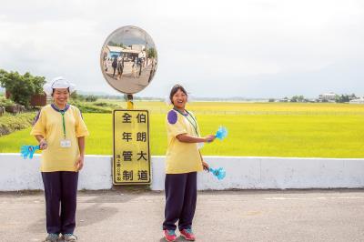 池上國中的學生,列隊歡迎來參加池上秋收稻穗藝術節的觀眾。 池上國中的學生,列隊歡迎來參加池上秋收稻穗藝術節的觀眾。