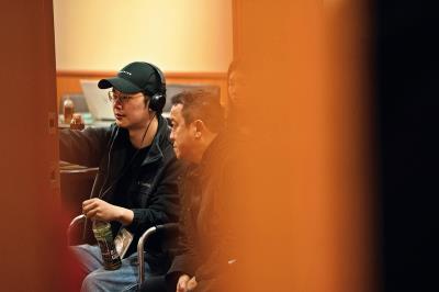 資深電影人曾志偉(右)看好徐嘉凱的雄心壯志,不僅願意演出,也投資擔任監製。 資深電影人曾志偉(右)看好徐嘉凱的雄心壯志,不僅願意演出,也投資擔任監製。