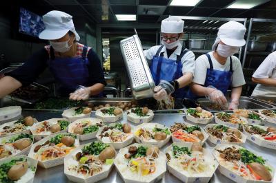 食材新鮮、品質好,加上師傅的用心烹調,是台鐵便當好吃的關鍵。 食材新鮮、品質好,加上師傅的用心烹調,是台鐵便當好吃的關鍵。