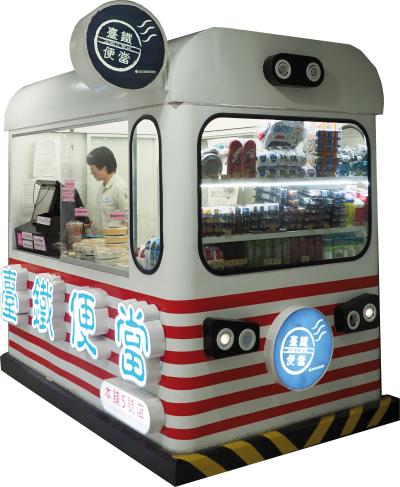 台北車站B1層機場捷運連通口的便當本舖,設計成列車造型,相當吸睛。 台北車站B1層機場捷運連通口的便當本舖,設計成列車造型,相當吸睛。