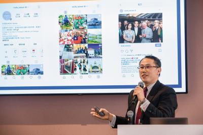 外交部國傳司副司長黃志揚在「數位外交工作坊」分享外交部新媒體經營策略。 (莊坤儒攝) 外交部國傳司副司長黃志揚在「數位外交工作坊」分享外交部新媒體經營策略。 (莊坤儒攝)
