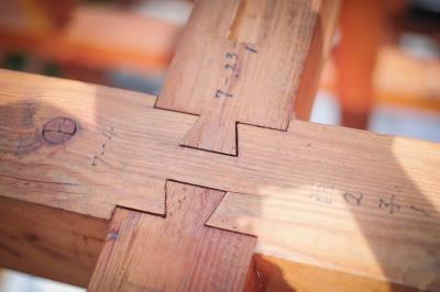 楊三二選材，幫每一段木料編號，花費最多時間在榫頭、卯眼的加工。 