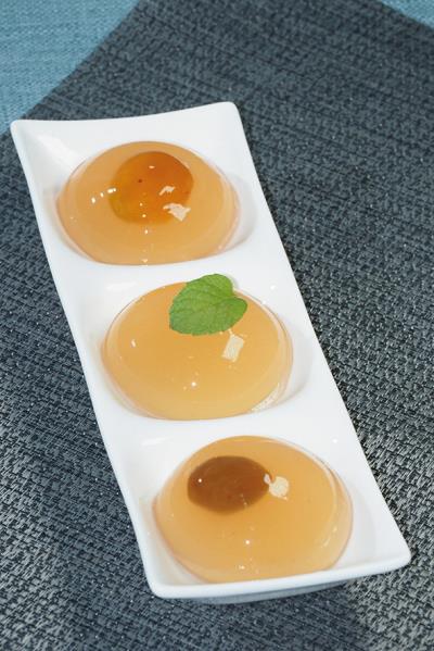 愛玉可以拌入黑糖薑汁、冬瓜茶或是檸檬汁,或是加入金棗、話梅做成的愛玉凍,兩者皆是很受小朋友歡迎的天然食品。 愛玉可以拌入黑糖薑汁、冬瓜茶或是檸檬汁,或是加入金棗、話梅做成的愛玉凍,兩者皆是很受小朋友歡迎的天然食品。