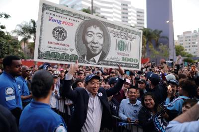 楊安澤到洛杉磯造勢，高舉他主要政見「全民基本收入」的標語，受到支持者的歡迎。（達志/路透社提供） 