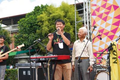 「搖旗吶喊Cishan Rock音樂節」上,老王與95歲的阿公親切互動。 「搖旗吶喊Cishan Rock音樂節」上,老王與95歲的阿公親切互動。