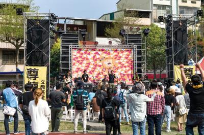 台青蕉的熱情節奏鼓動「搖旗吶喊Cishan Rock音樂節」的聽眾。 台青蕉的熱情節奏鼓動「搖旗吶喊Cishan Rock音樂節」的聽眾。
