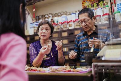 《小鎮專門店》中報導的乾元漢藥店,記錄下這些老店,同時也保留下小鎮逐漸消失的生活感。(尊懷文教基金會提供) 《小鎮專門店》中報導的乾元漢藥店,記錄下這些老店,同時也保留下小鎮逐漸消失的生活感。(尊懷文教基金會提供)