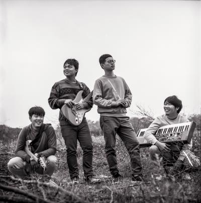台青蕉樂團成員(左起王繼強、郭合沅、黃堂軒、王繼維)在旗山種下青春,期望能為家鄉創造一些改變。(莊坤儒攝) 台青蕉樂團成員(左起王繼強、郭合沅、黃堂軒、王繼維)在旗山種下青春,期望能為家鄉創造一些改變。(莊坤儒攝)