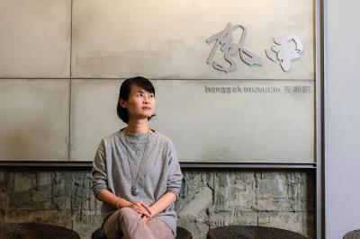 館長蘇珀琪，期待鳳甲是一間容易親近的地方美術館。 (林旻萱攝)