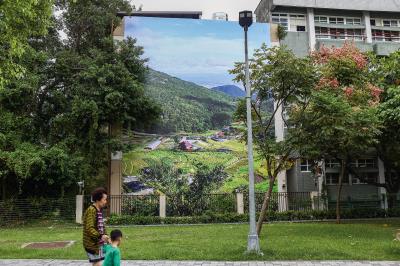 藝術家將磺港溪源頭的風景展示在沿途流域，觸動居民思考人與自然的關係。（鳳甲美術館提供）