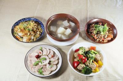 食憶結合了現下流行的「私廚」、「無菜單料理」、「共同廚房」、「銀髮經濟」、「體驗經濟」等元素,將之結合,做到了專業餐廳的水平。 食憶結合了現下流行的「私廚」、「無菜單料理」、「共同廚房」、「銀髮經濟」、「體驗經濟」等元素,將之結合,做到了專業餐廳的水平。