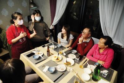 主廚逐桌問候餐廳客人,從客人的熱烈回應得到鼓舞。 (林格立攝) 主廚逐桌問候餐廳客人,從客人的熱烈回應得到鼓舞。 (林格立攝)