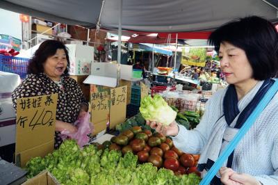 主廚玲玲姊在家附近的傳統市場採購餐廳食材,就如同在家做菜一樣。 主廚玲玲姊在家附近的傳統市場採購餐廳食材,就如同在家做菜一樣。