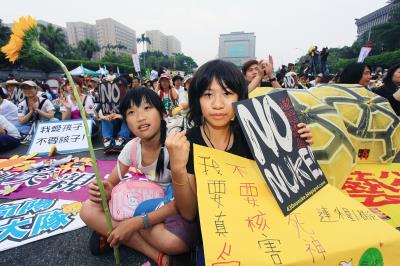 新世代的家長帶著孩子參加社運,以開放的思維與孩子討論各種議題,拓展孩子的視野。 新世代的家長帶著孩子參加社運,以開放的思維與孩子討論各種議題,拓展孩子的視野。