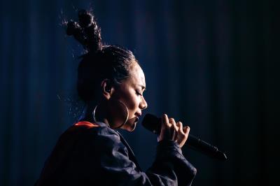 阿爆以母語反覆唱著「我們說的話自然而然/說起來是多麼美」,相信聽者能心領神會她所吟唱出的生命大愛。(林旻萱攝) 阿爆以母語反覆唱著「我們說的話自然而然/說起來是多麼美」,相信聽者能心領神會她所吟唱出的生命大愛。(林旻萱攝)