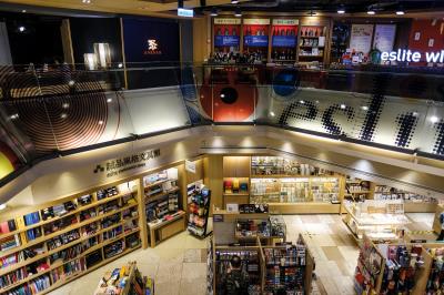 誠品舉辦各式活動:戶外音樂會、曬書節、閉館倒數計時等等。 誠品舉辦各式活動:戶外音樂會、曬書節、閉館倒數計時等等。