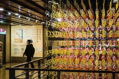 通往敦南店的樓梯間,8千片彩色「1989∼2020」字卡串連,象徵誠品創立以來的時光流動。 (莊坤儒攝) 通往敦南店的樓梯間,8千片彩色「1989∼2020」字卡串連,象徵誠品創立以來的時光流動。 (莊坤儒攝)