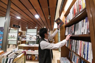 誠品敦南店主打人文、社科類書籍,秉持30年前的開店初衷。 誠品敦南店主打人文、社科類書籍,秉持30年前的開店初衷。