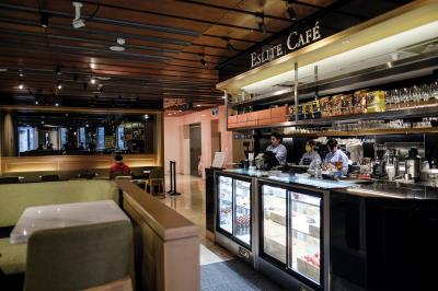 誠品敦南店的二樓咖啡廳，是創辦人吳清友的「幸福加油站」，他常在此處觀察店內讀者的表情。 