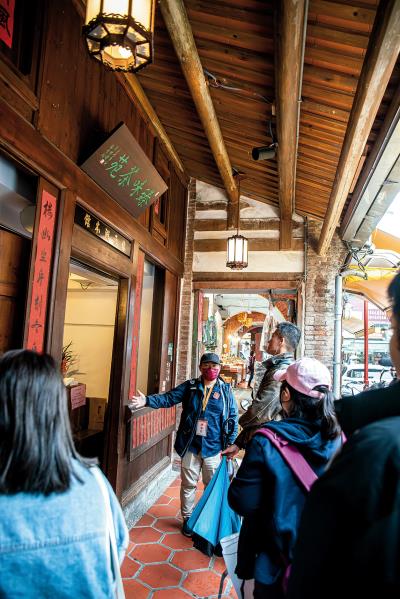 「島內散步」帶著民眾在家旅行,好好認識自己。圖為導覽老師介紹迪化街最早的街屋「林五湖古厝」。 「島內散步」帶著民眾在家旅行,好好認識自己。圖為導覽老師介紹迪化街最早的街屋「林五湖古厝」。