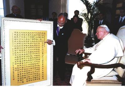 2004年我國駐梵蒂岡教廷大使杜筑生到任,致贈給教宗若望保祿二世隸書作品《信經》,至今仍懸掛在梵蒂岡。 2004年我國駐梵蒂岡教廷大使杜筑生到任,致贈給教宗若望保祿二世隸書作品《信經》,至今仍懸掛在梵蒂岡。