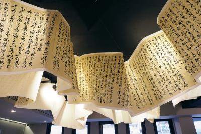 長達18公尺的道德經一氣呵成,是朱振南在西方寫東方哲學的最佳詮釋。(林格立攝) 長達18公尺的道德經一氣呵成,是朱振南在西方寫東方哲學的最佳詮釋。(林格立攝)