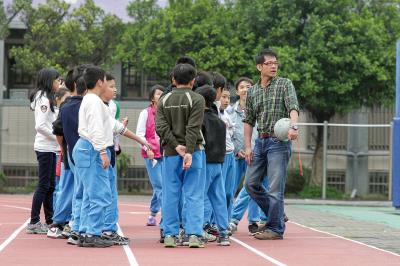 空氣盒子安裝於校園內後，教師可依空氣狀況決定要在室內或戶外活動。 