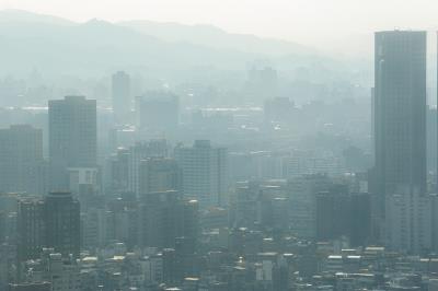 PM2.5是直徑僅有2.5μm(微米)的懸浮粒子,人體吸入後會危害健康。 (林旻萱攝) PM2.5是直徑僅有2.5μm(微米)的懸浮粒子,人體吸入後會危害健康。 (林旻萱攝)