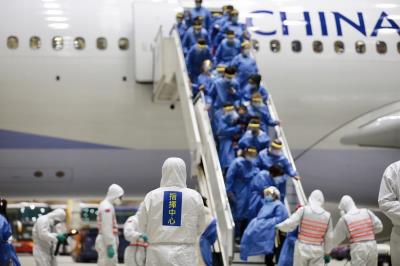 台灣政府對武漢包機採取全程嚴密防疫措施。(中央流行疫情指揮中心提供) 台灣政府對武漢包機採取全程嚴密防疫措施。(中央流行疫情指揮中心提供)