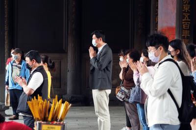 以勇氣與慈悲同心祈願,希望疫情止息。 以勇氣與慈悲同心祈願,希望疫情止息。