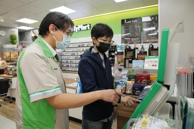 民眾買口罩便利又公平,顯示台灣在資通訊科技與公衛醫療的實力。 民眾買口罩便利又公平,顯示台灣在資通訊科技與公衛醫療的實力。