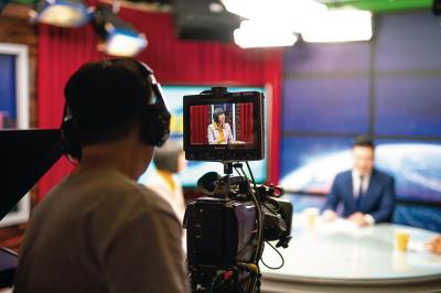 范琪斐在寰宇新聞台錄製節目，邀請網紅、專家一同評點時事。 