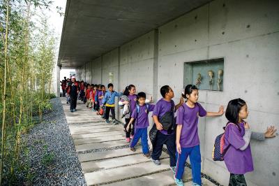 帶領學童走入美術館,就像沃壤中種下美的種子, 期待有日扎根成蔭。(毓繡美術館提供) 帶領學童走入美術館,就像沃壤中種下美的種子, 期待有日扎根成蔭。(毓繡美術館提供)