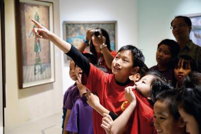 帶領學童走入美術館,就像沃壤中種下美的種子, 期待有日扎根成蔭。(毓繡美術館提供) 帶領學童走入美術館,就像沃壤中種下美的種子, 期待有日扎根成蔭。(毓繡美術館提供)