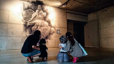 帶領學童走入美術館,就像沃壤中種下美的種子, 期待有日扎根成蔭。(毓繡美術館提供) 帶領學童走入美術館,就像沃壤中種下美的種子, 期待有日扎根成蔭。(毓繡美術館提供)