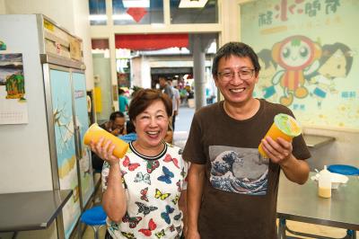美食作家黃婉玲（左）稱讚老闆簡子良（右）的用料新鮮，因此每年都會到有間冰鋪吃冰。 
