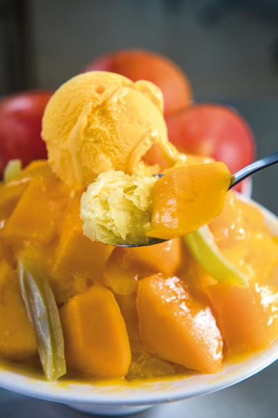 「有間冰舖」芒果冰店的招牌：芒果無雙，特色是芒果冰磚製成的剉冰。 