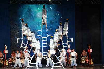 2016年臺灣特技團與九天民俗技藝團合作的大型舞台演出中,表演雙排椅「敖鷹展翅」。 2016年臺灣特技團與九天民俗技藝團合作的大型舞台演出中,表演雙排椅「敖鷹展翅」。