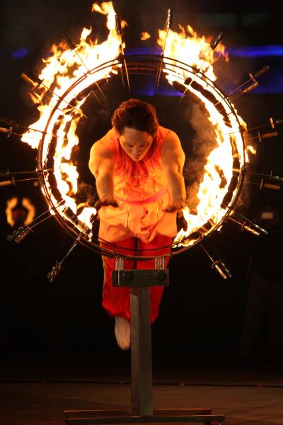「穿越難關」是在刀圈點火,再由演員穿跳,驚險萬分。(臺灣特技團提供) 「穿越難關」是在刀圈點火,再由演員穿跳,驚險萬分。(臺灣特技團提供)