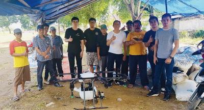 印尼農民實地操作翔探科技的AG1-O農用植保機後，對於機器的性能及表現讚不絕口。（翔探科技提供）