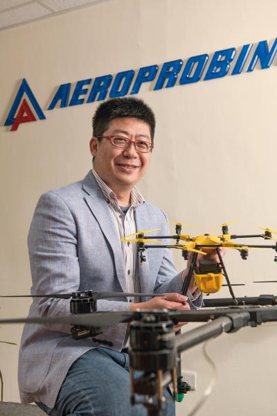 從玩家變身成為無人機產業的開拓者,高丈淵在五年內讓 翔探成為獲得國發基金挹注資金的新創公司。 從玩家變身成為無人機產業的開拓者,高丈淵在五年內讓 翔探成為獲得國發基金挹注資金的新創公司。