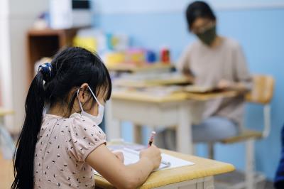 博幼的教學方式因材施教,老師會透過測驗,確認學生釐清觀念後,再教新的知識。 博幼的教學方式因材施教,老師會透過測驗,確認學生釐清觀念後,再教新的知識。
