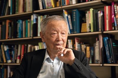 博幼基金會創辦人李家同發現,許多偏鄉學童不清楚社會時事、缺乏國際觀,因此強調透過閱讀與各式體驗活動,來開拓視野。 (莊坤儒攝) 博幼基金會創辦人李家同發現,許多偏鄉學童不清楚社會時事、缺乏國際觀,因此強調透過閱讀與各式體驗活動,來開拓視野。 (莊坤儒攝)